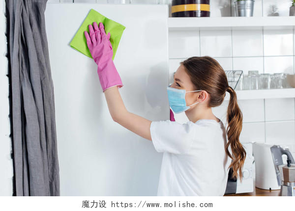 女子在厨房清洁卫生世界卫生日